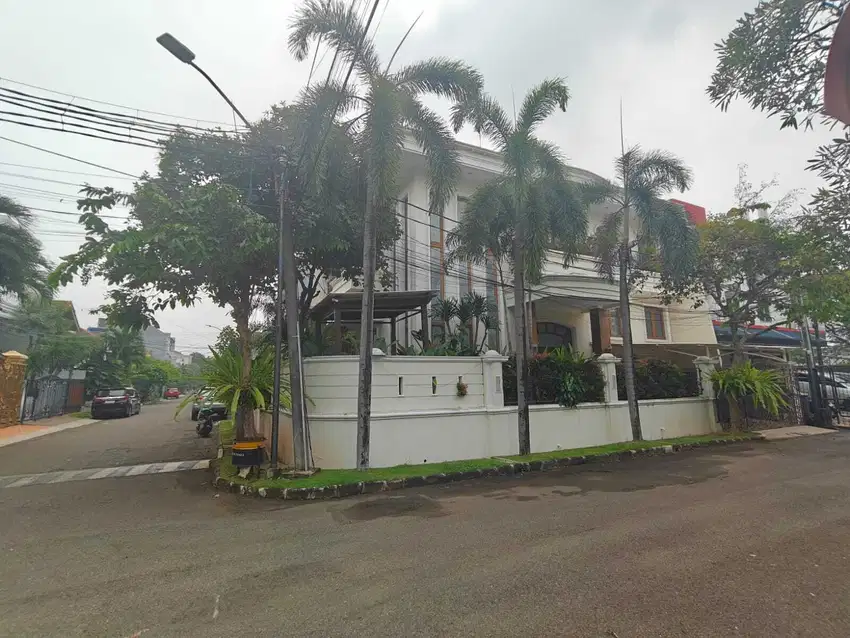 DIJUAL RUMAH KELAPA GADING KIRANA 329m2 NYAMAN,3 LANTAI,KODE RF