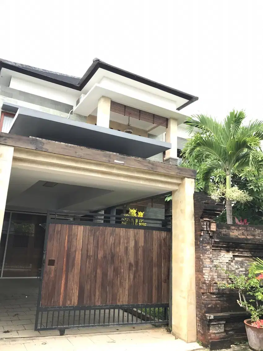 Rumah cantik Garden Luas Semi Furnish dekat kerobokan Badung bali