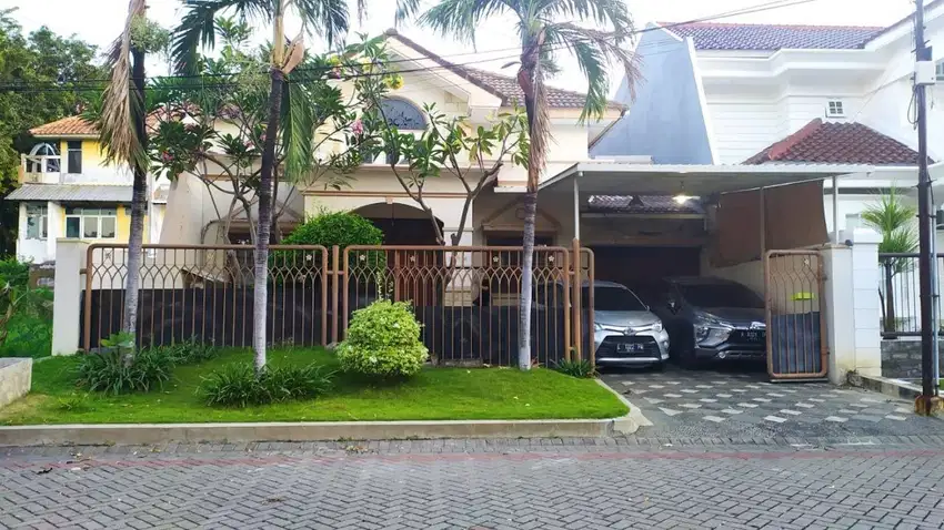 RUMAH ARAYA 1 STRATEGIS, ROW 4 MOBIL, ADA HALAMAN BELAKANG