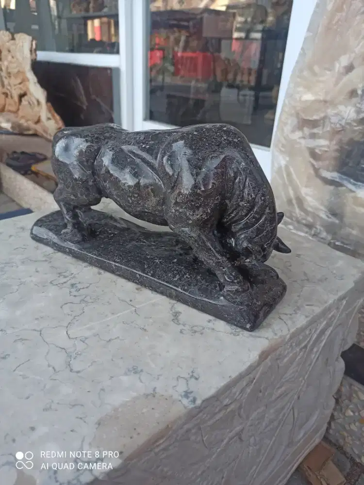 Patung banteng batu hitam