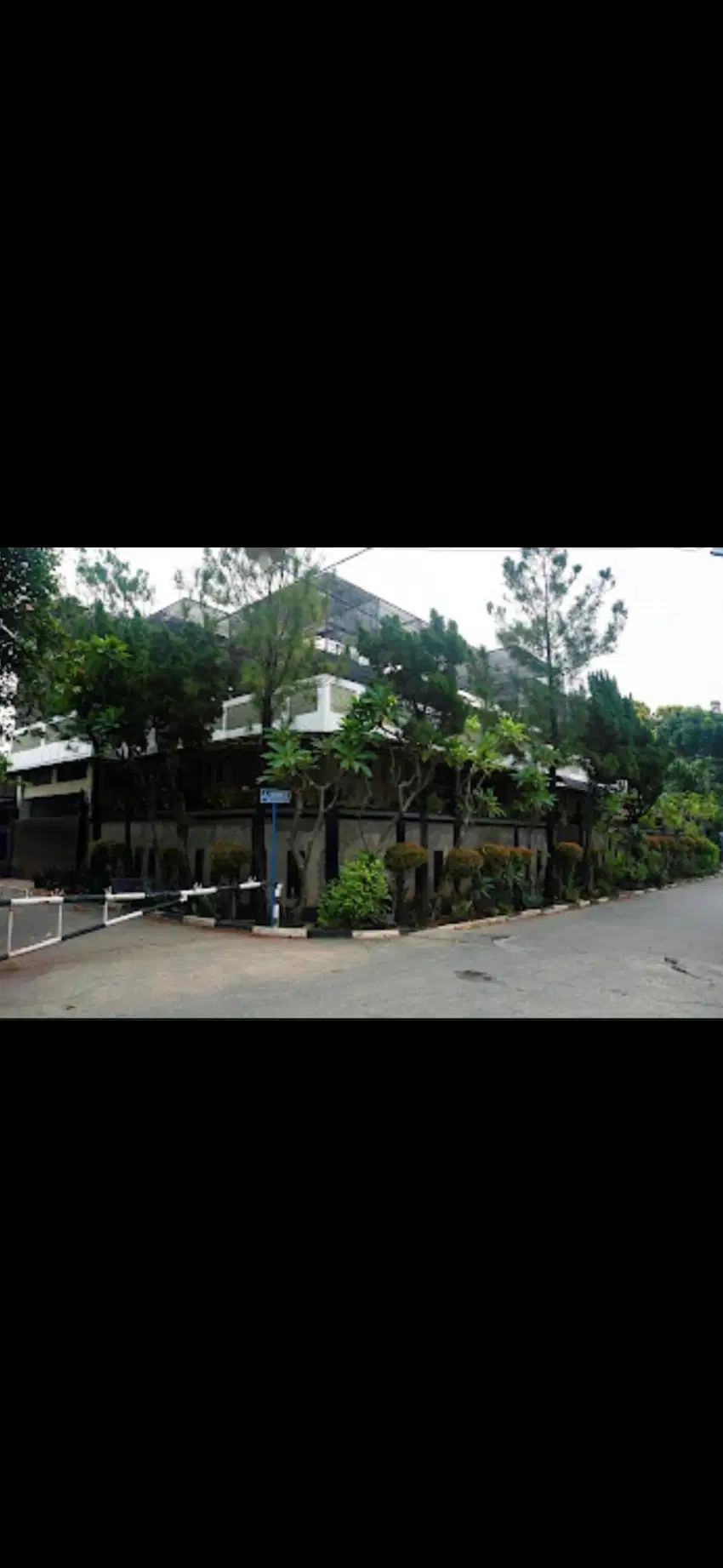 Rumah Hook di Pekayon Dengan Kolam Renang