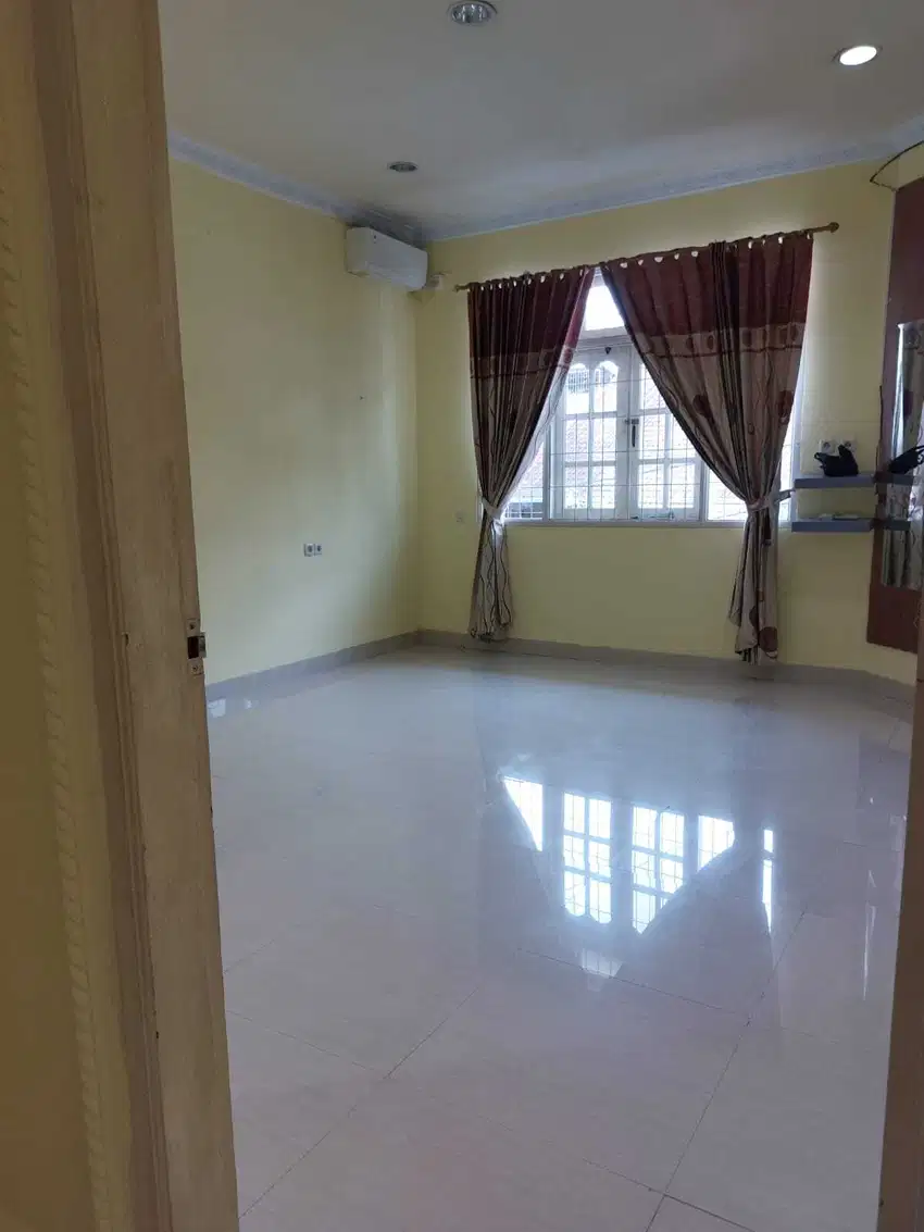 J Rumah disewakan Duri kosambi baru Blok H Uk 8x15 2 1/4 lantai