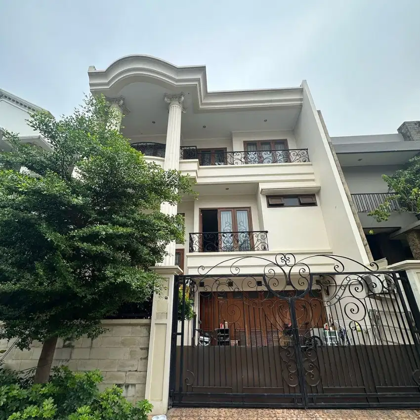 Rumah Permata Buana Luas favorit 200 m2 - Bangunan Mandiri. Langka