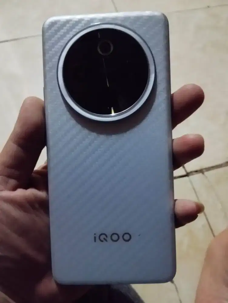 Hp IQOO Z10 8/256 GB (PUTIH)