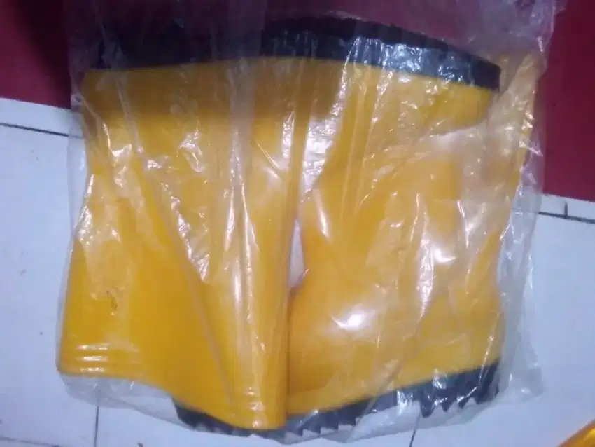 Sepatu boot karet