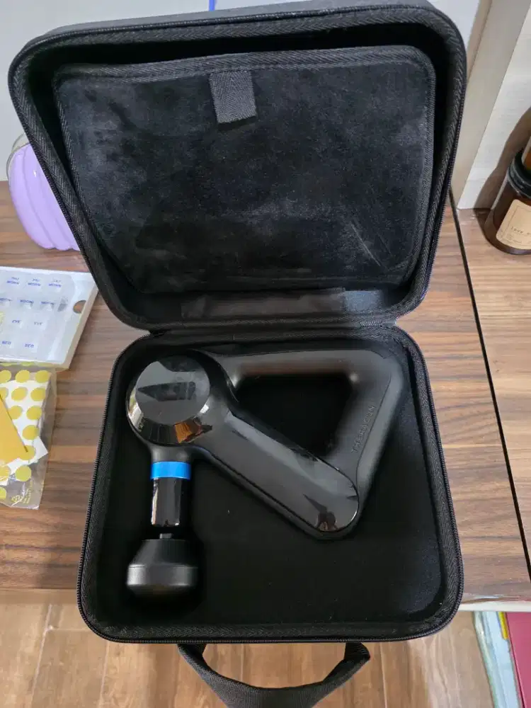 Theragun Elite Alat pijat otot Canggih