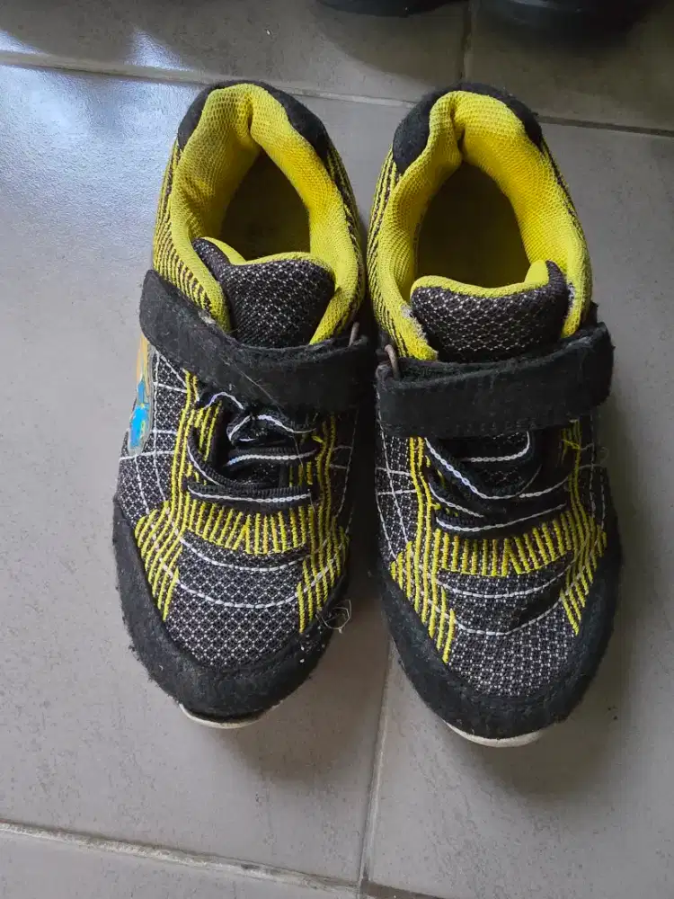 Sepatu bekas anak hitam uk 30 marvel