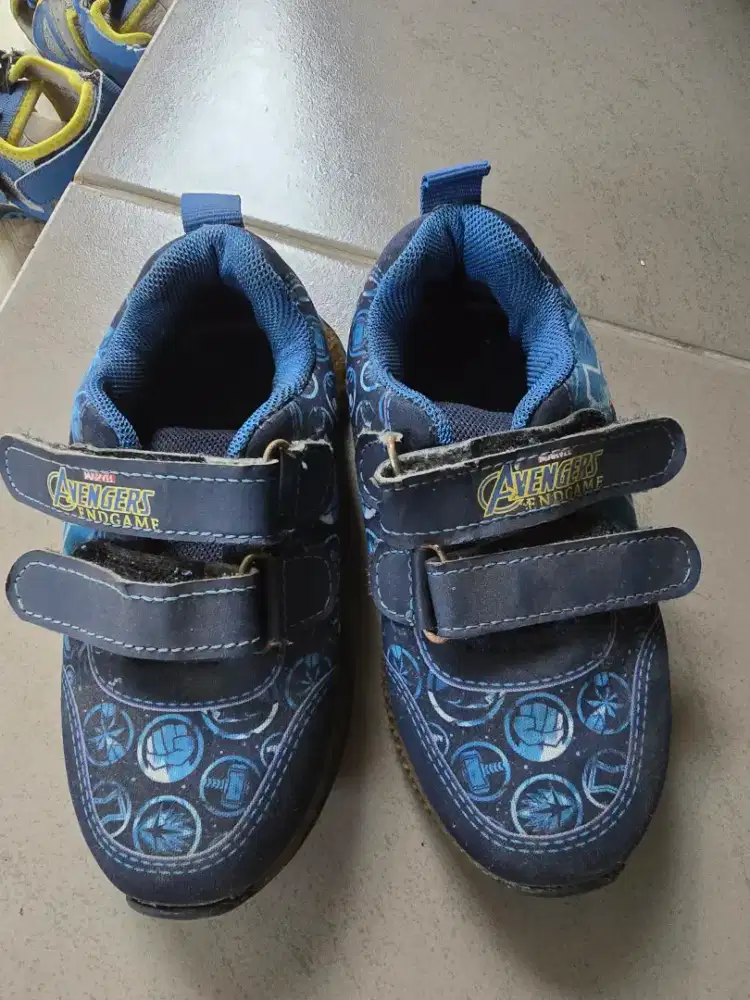 Sepatu bekas anak biru marvel uk 25
