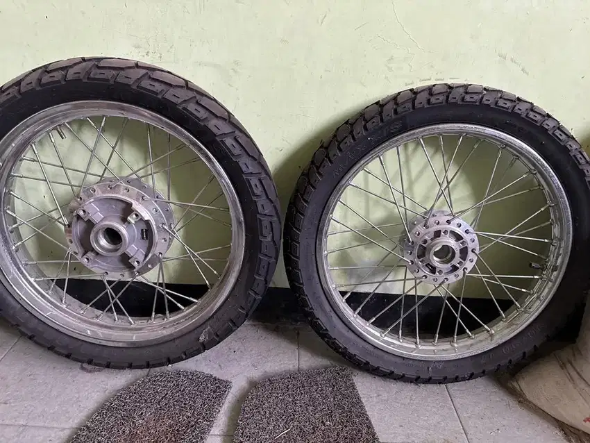 Di jual ban dan velg plus tromol ring 17