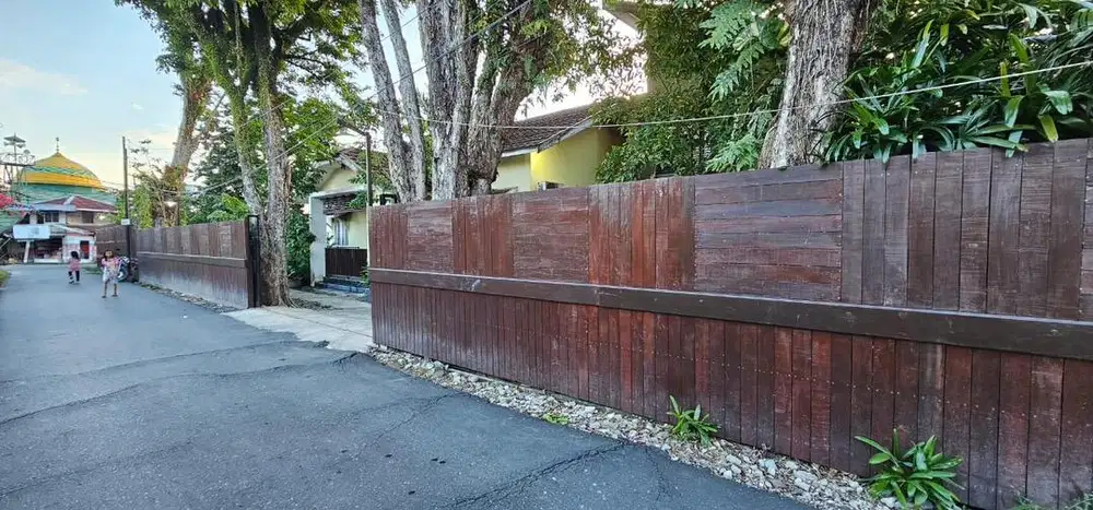 Rumah & Halaman luas