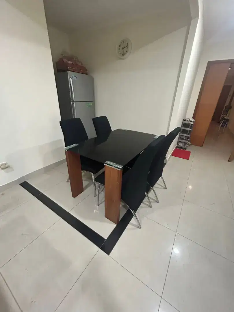 Meja makan informa ori seri neo hamilton hobson masih bagus banget