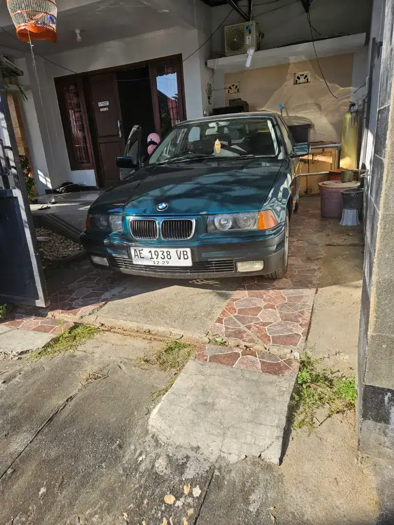 Dijual mobil sedan BMW 318i 1998
