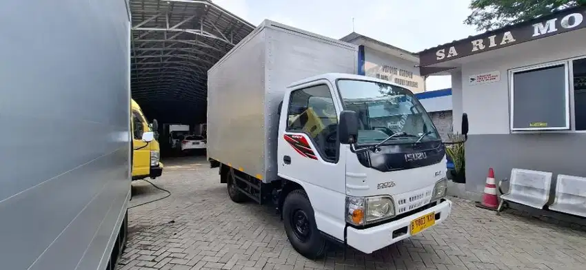 Isuzu Elf NHR 55 100PS 4R + Box Alumunium Jumbo - 2014
terawat