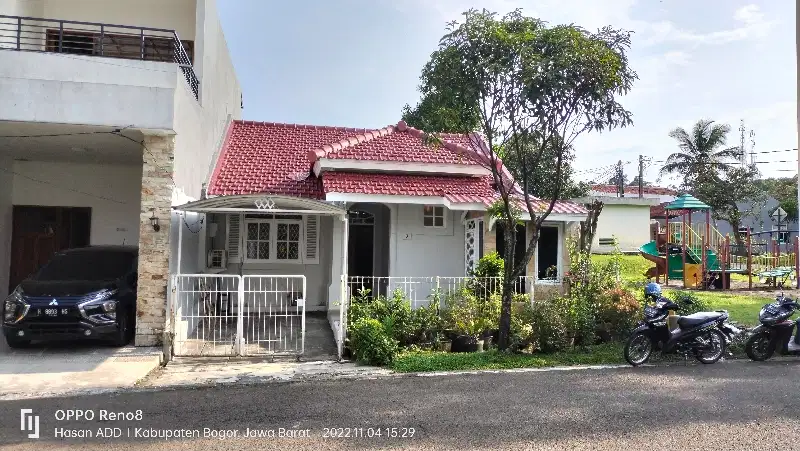 di jual rumah murah posisi hook samping taman Sentul city