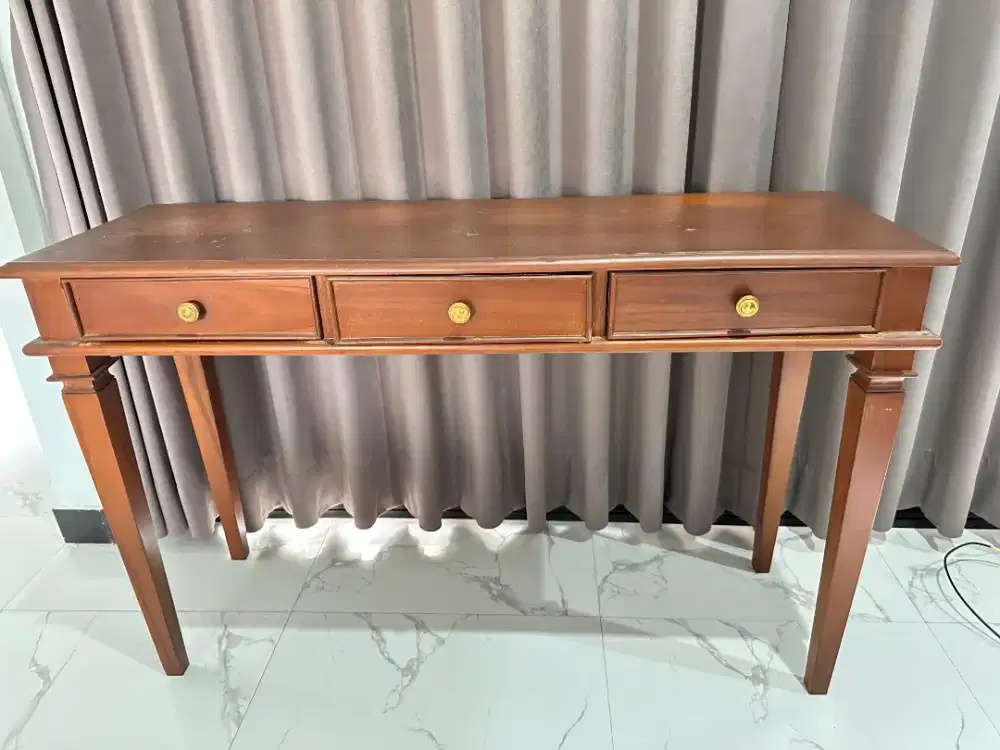 Meja pajangan (meja serbaguna)