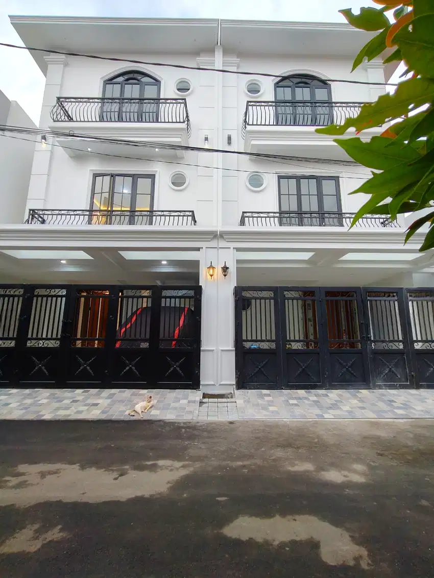 Rumah Modern Baru Classic 3 Lantai Di  Dalam Komplek Mega Cinere