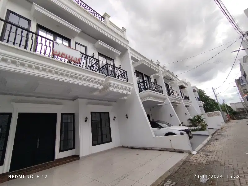 Rumah Baru American Classic Dalam Townhouse Jagakarsa Jakarta Selatan