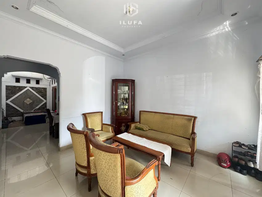 Disewakan rumah cocok untuk kantor lokasi strategis dekat transum
