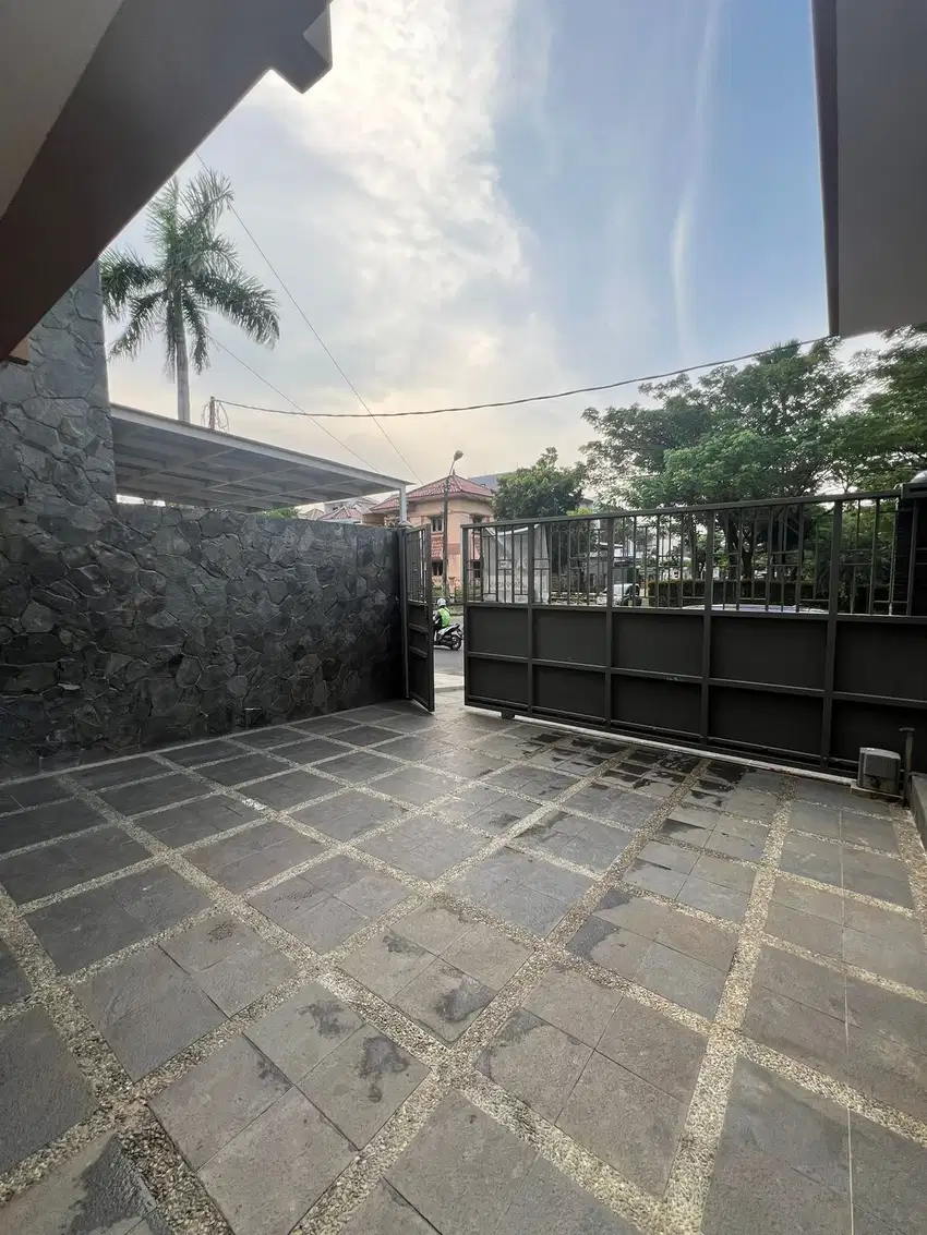 Dijual Rumah Townhouse Hoek Tengah Kota Semi Furnish di Meruya Jakbar