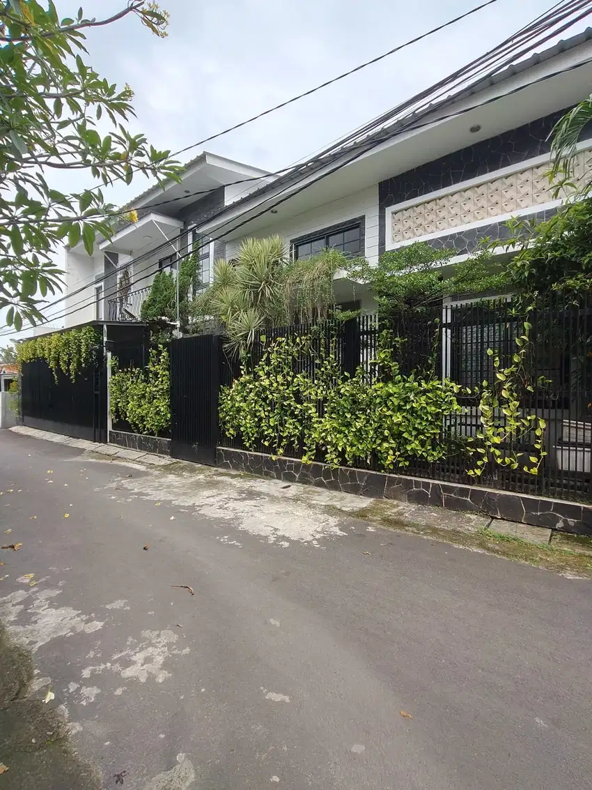 Rumah Second Design Modern Tropis di Bambu Apus Cipayung Jakarta Timur