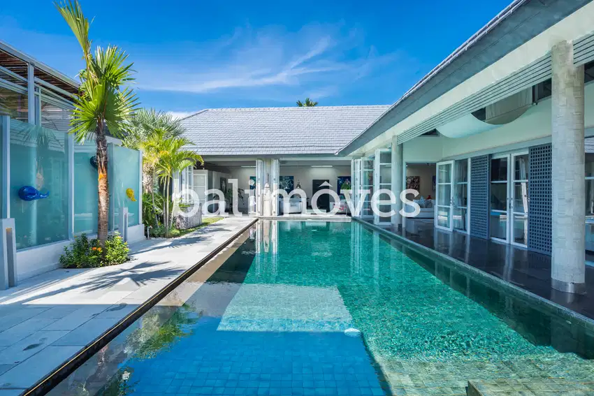 Villa Luas Empat Kamar Tidur Di Tepi Pantai Sanur