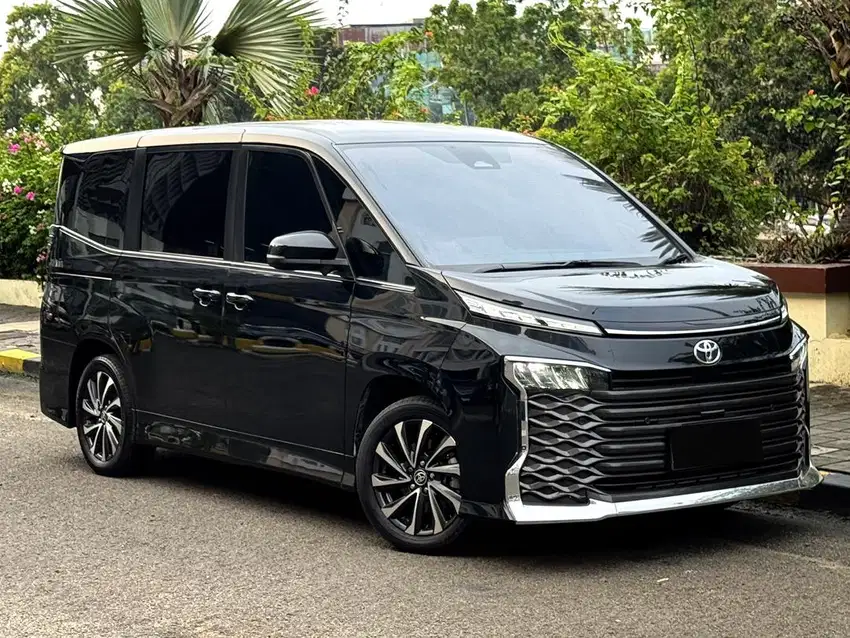 Toyota Voxy 2.0 AT 2023