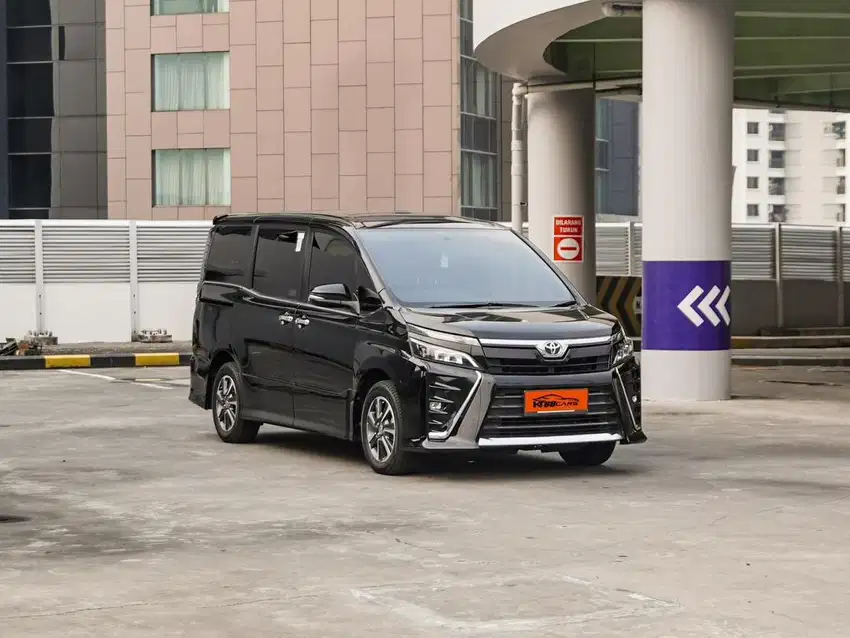 TOYOTA VOXY 2.0 AT HITAM TAHUN 2021