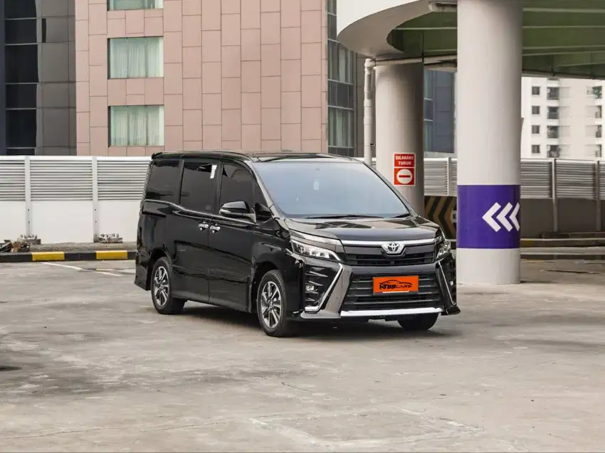 Toyota Voxy 2.0 2021 hitam automatic