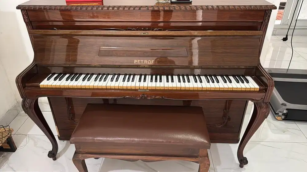 Piano antik Petrof