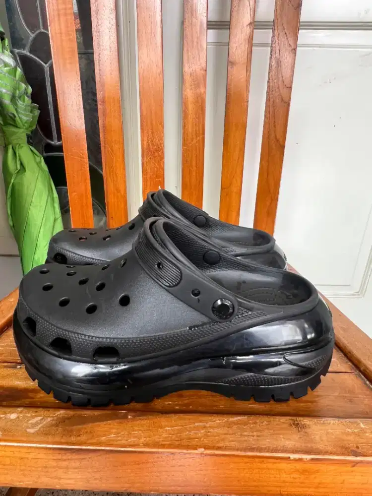 menjual sendal crocs