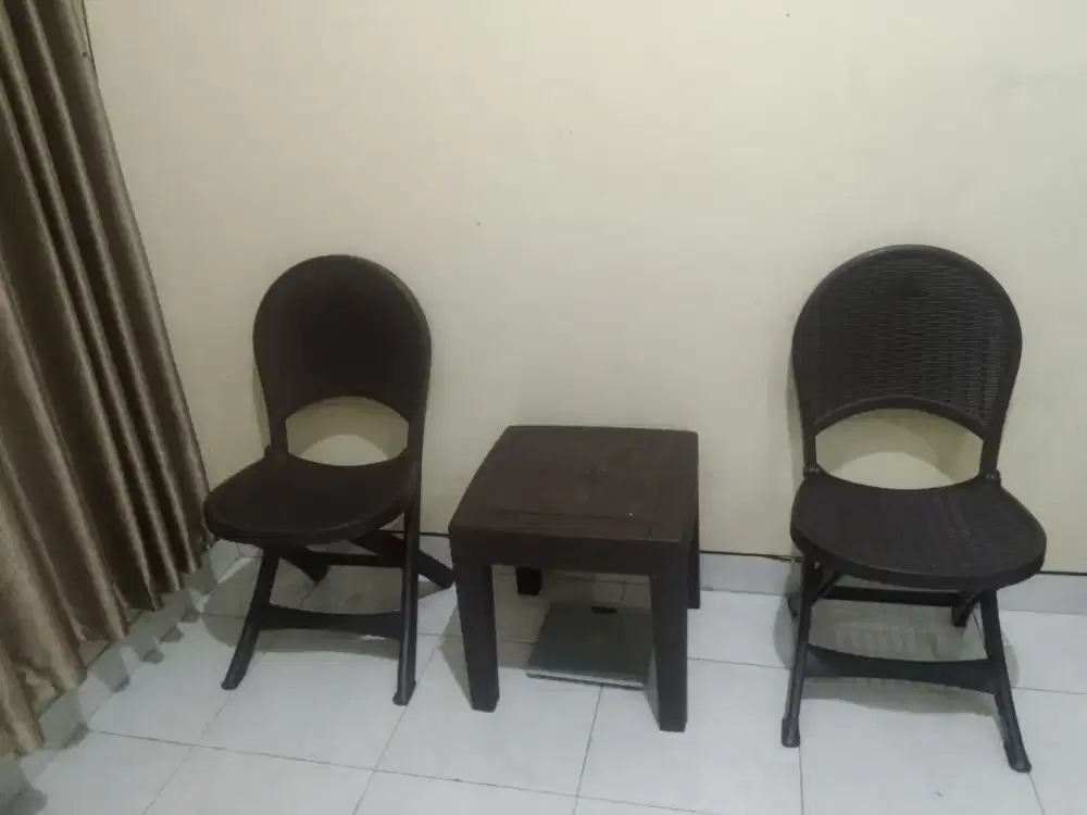 Kursi Lipat dan Meja Coklat