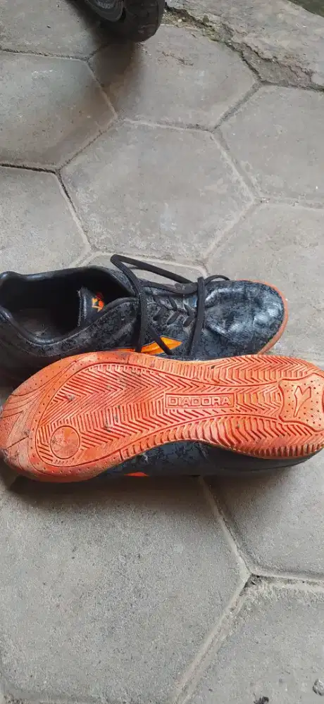 Sepatu futsal diadora