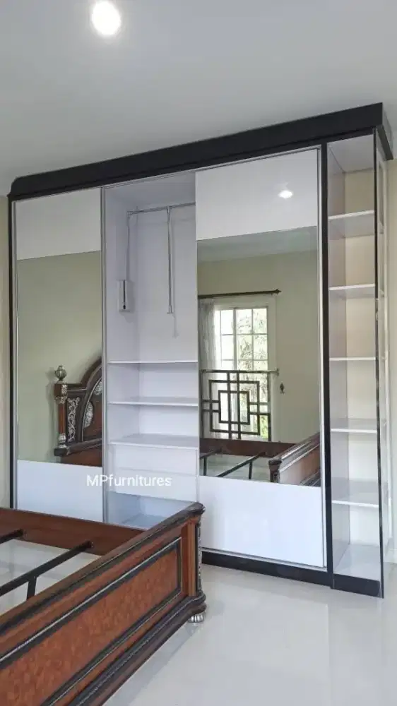 Lemari baju tiga pintu sleding