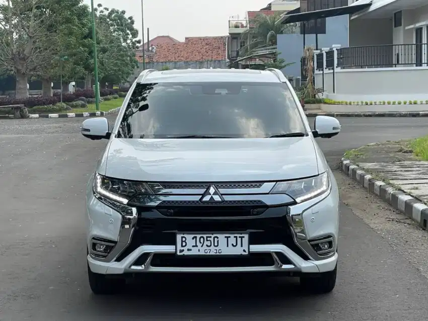 Outlander PHEV 2019 Putih Mutiara