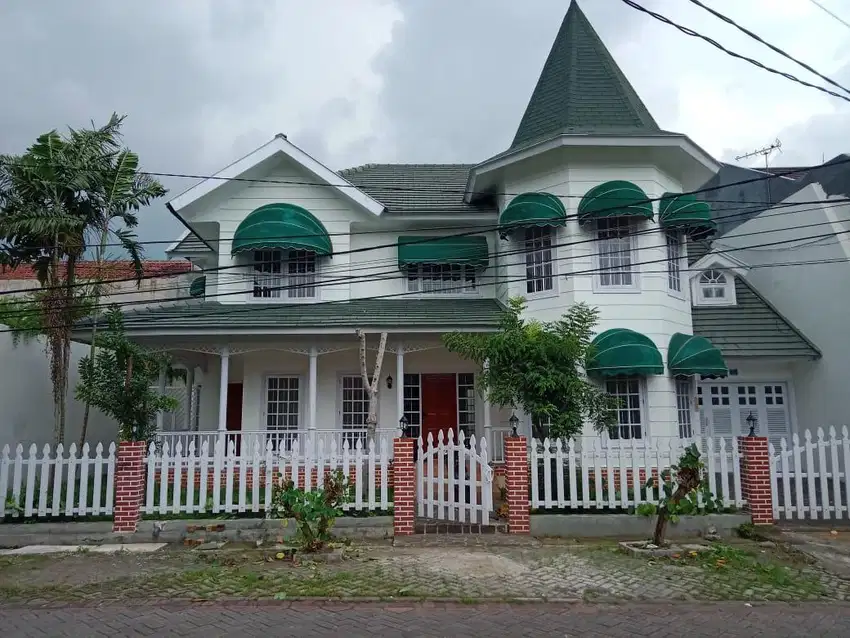 Rumah 2 Lantai Bergaya Victoria di Wonocolo, Surabaya