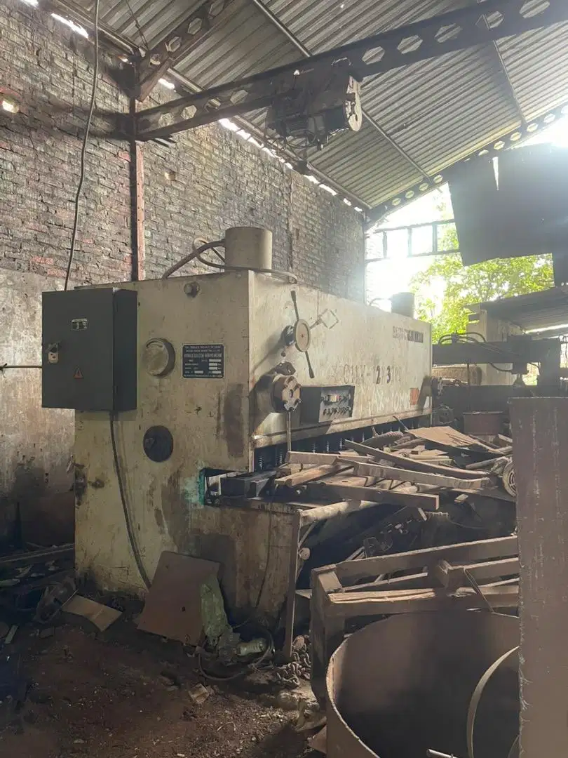 Mesin gunting plat besi