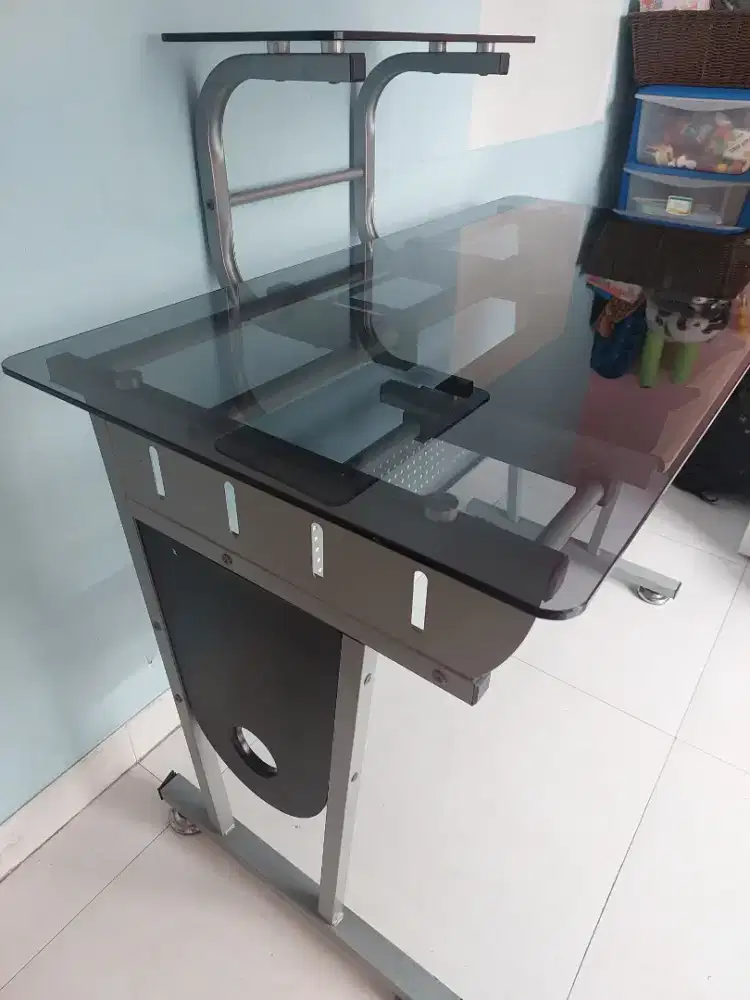 Meja Komputer preloved merk INFORMA dari besi, kuat, 90% bagus