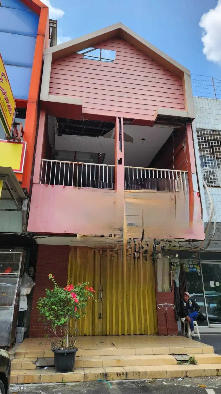 Disewakan Ruko strategis dan ramai depan jalan raya di Kelapa Gading!