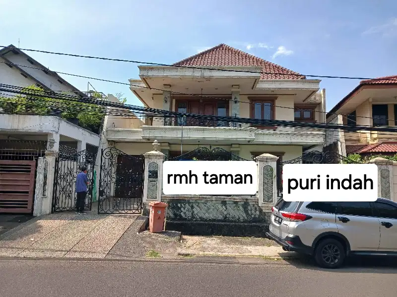 Rumah Taman, 403 m2, shm, hdp utara,3 mobil Puri Indah