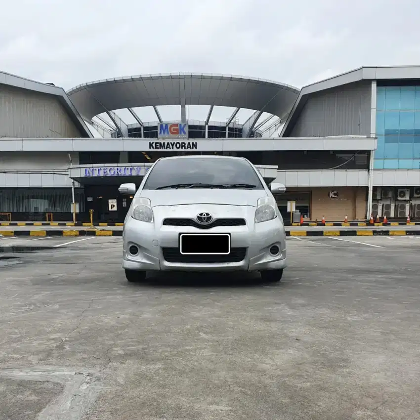 Yaris E 1.5 matic tahun 2012 warna silver