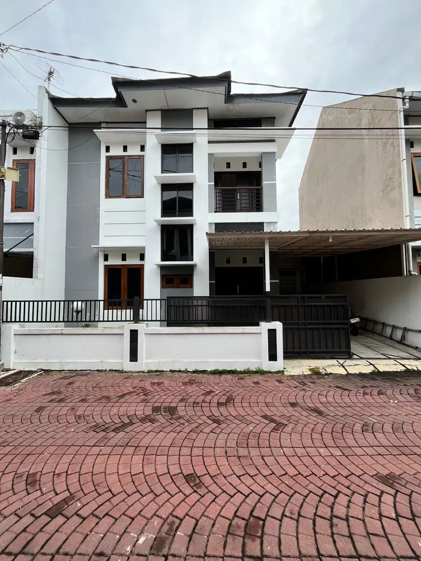 Rumah minimalis modern 2 lantai dekat kampus UGM,AMIKOM,UPN & UII FE