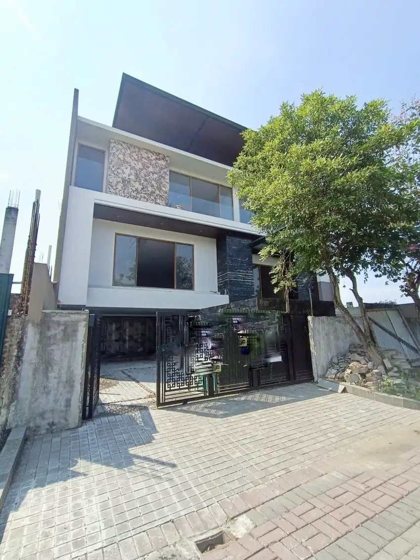 Graha family jual rumah mewah 3 lantai split level lengkap lift