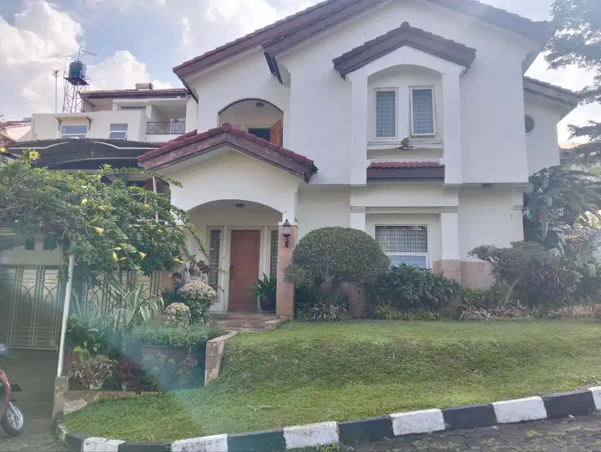 Rumah siap huni  dan semi furnished di Tubagus ismail sayap Dago