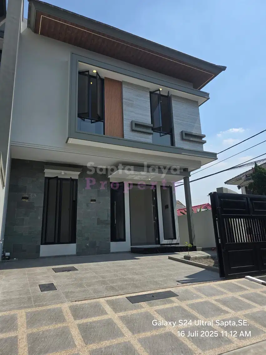 Rumah Baru Posisi Hook Dengan Jalan Lebar Di Nginden Intan Surabaya