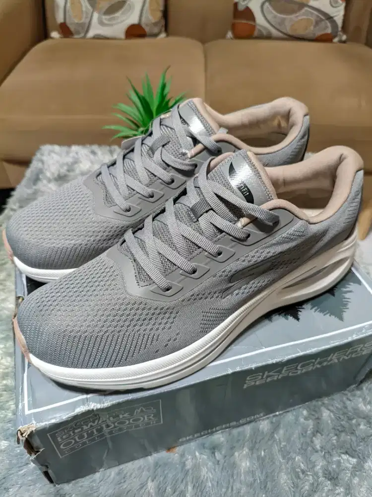 Sepatu Skechers size 44