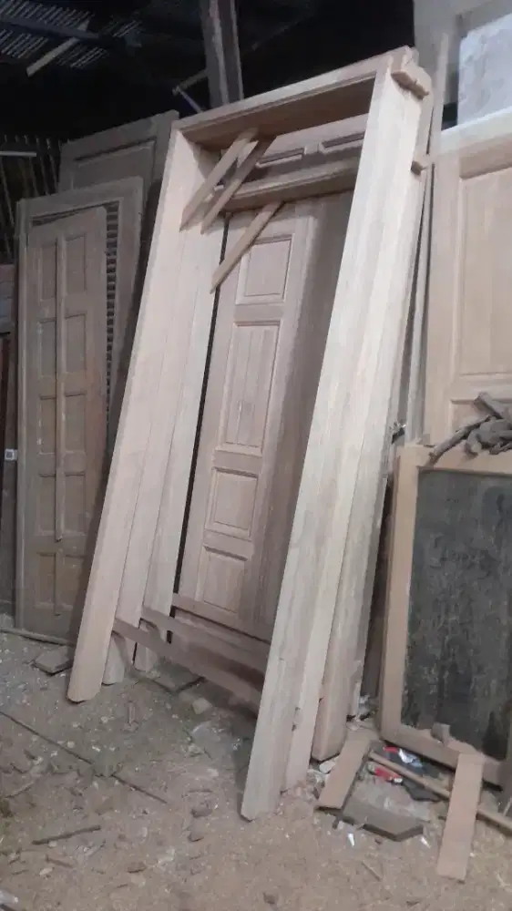 Kusen kamar kayu kamper ukuran 210 ×89