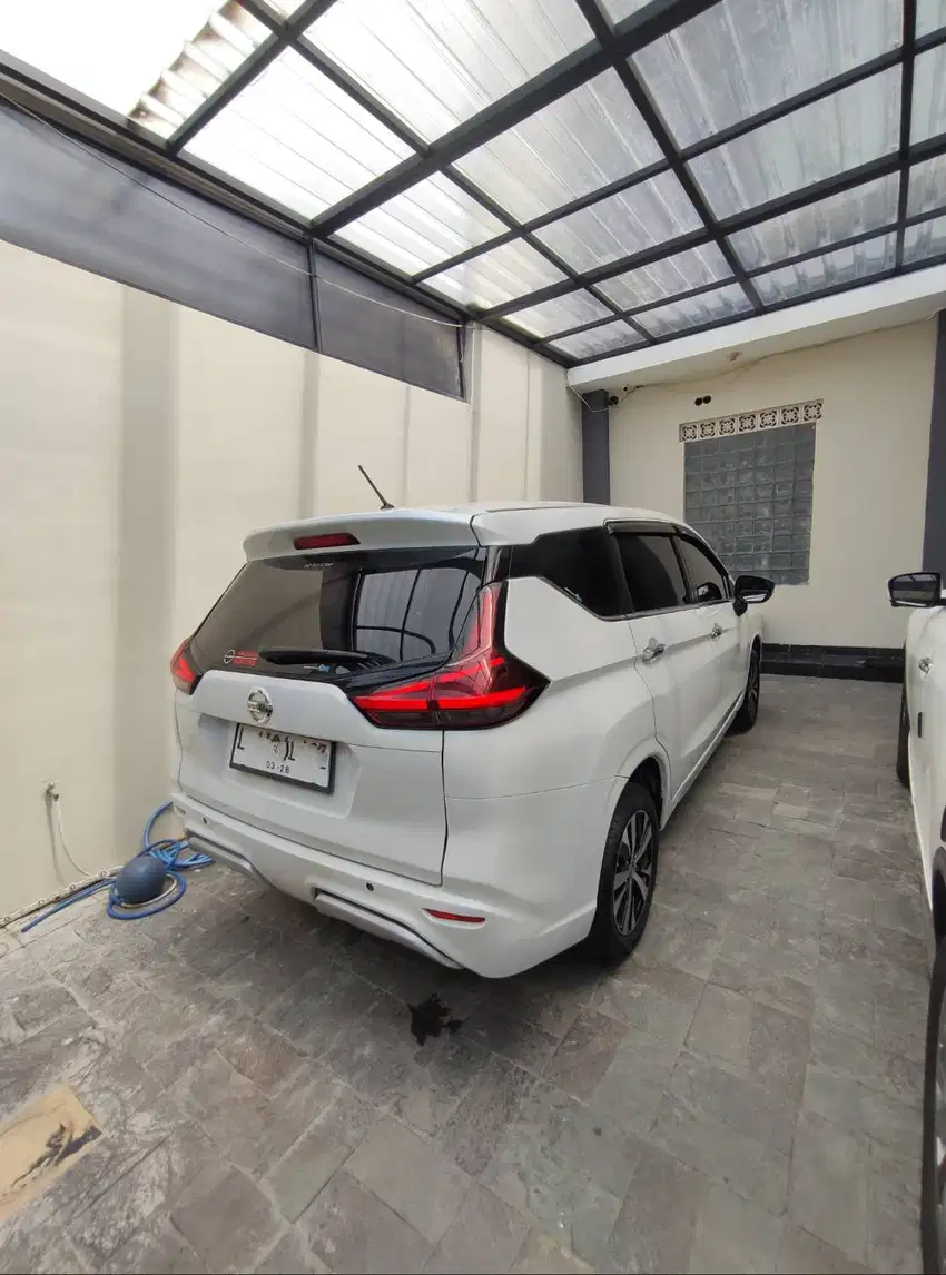 Nissan Livina 1.5 VL putih AT NIK 2022 KM Rendah