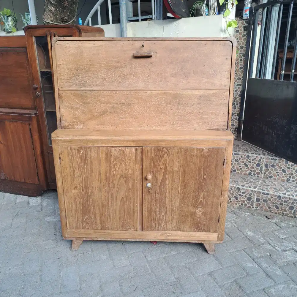 Meja belajar 
jati tua
art deco

dimensi 
P120cm L40cm T110cm