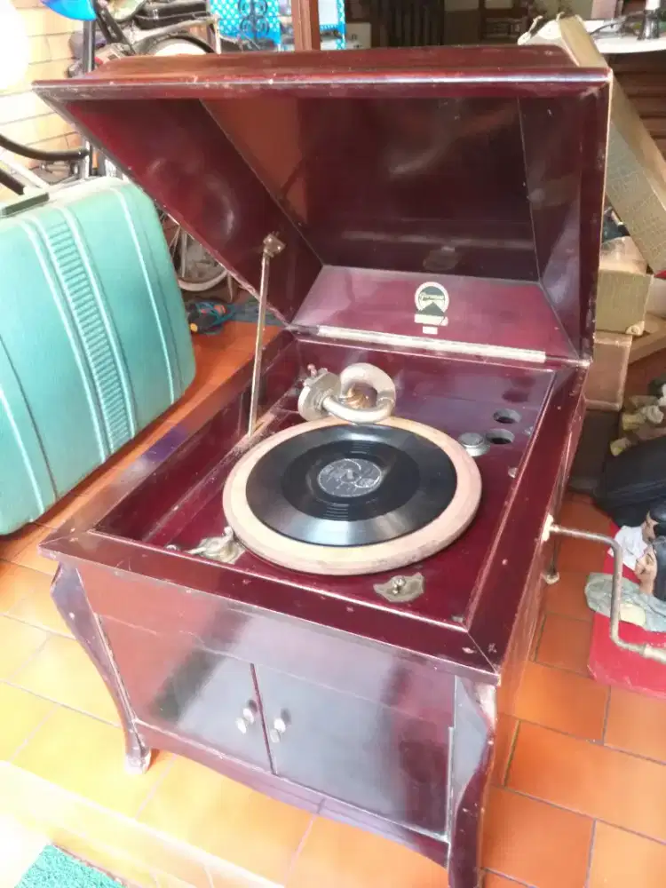 Gramophone Paramount antik dan rare portable kondisi baik
