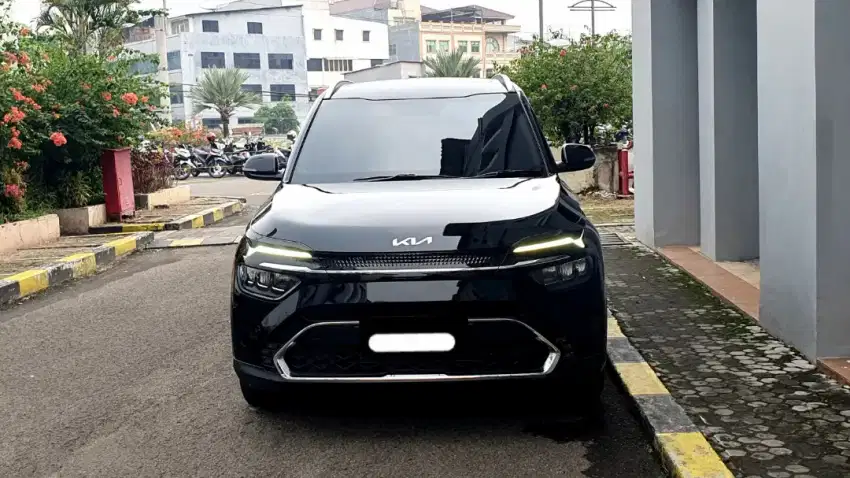 Km 27 rb kia carens premiere 2023 hitam 6seater sunroof